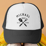 Boné O MELHOR PAI Russo Moderno NUNCA Dia de os pais<br><div class="desc">Trucker personalizado e retrorlegal "MELHOR PAI NUNCA" que aparece em um design de tipografia estilo logo com o nome do pai ao lado de uma ilustração principal em preto. Um presente de excelente para Dia de os pais ou um presente de aniversário único para o pai que ama churrasco.</div>