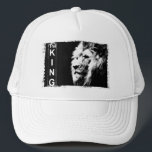 Boné O Rei Pop de Arte Elegante Moderno Modelo<br><div class="desc">O chapéu branco de beisebol do Rei Moderno Elegante do Leão de Arte Pop Modelo.</div>