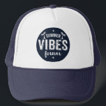 Boné O verão vibra para sempre o texto branco e Marinho<br><div class="desc">Legal branco,  moderno design de texto-Verão Vibes para sempre,  com palmeiras ilustradas no círculo azul da meia-noite. Outras cores podem ser solicitadas por email.</div>