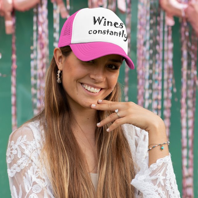 Boné O vinho engraçado cita presentes festas de solteir (Wines constantly funny quote for an aficionado. Hot pink trucker hat for a bachelorette party.)
