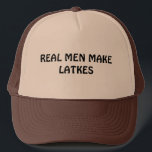 BONÉ OS HOMENS REAIS DO CHAPÉU DE HANUKKAH FAZEM LATKES<br><div class="desc">DÊ ESTE CHAPÉU JUDAICO ENGRAÇADO COMO UM PRESENTE DE HANUKKAH A UM HOMEM REAL AO DESGASTE COM SEU ORGULHO JUDAICO.</div>