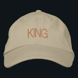 Boné Ouro Royal Khaki Hat<br><div class="desc">Atualize seu guarda-roupa com este boné ajustável de algodão khaki. Com um bordado "Rei" impressionante em ouro,  combina estilo com um toque de realeza. Perfeito para qualquer ocasião,  o ajustado ajustável garante conforto e versatilidade. Afaste-se sem esforço.</div>