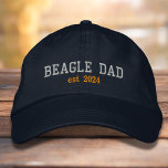 Boné Pai de Cachorro Pai de Beagle Data Estabelecida<br><div class="desc">O Pai de beagle bordou o boné de baseball em uma cinza prateada,  se a fonte tiver uma data estabelecida personalizada.</div>