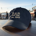 Boné Pai de Estilo Ocidental Estabelecido como Chapéu b<br><div class="desc">Simples e moderno com um talo ocidental, este chapéu bordado diz tudo. O homem que veste isso tem orgulho de ser pai! Isso daria um presente de excelente para o aniversário do Dia de os pais ou Pai. Basta alterar a data 'estabelecida' e colocar seu pedido. Calma! Você também pode...</div>