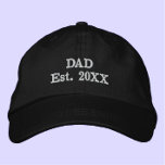 Boné "Pai Est. ANO" Moderno Minimalista Legal Simples<br><div class="desc">Este chapéu legal é para o teu pai legal. "Pai Est. 20XX" lê o texto bordado, em negrito, na tipografia moderna. Personalize com o ano de nascimento do primeiro filho para marcar a data especial em que ele se tornou pai. Um olhar simples e eterno. Um presente de excelente para...</div>