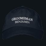 Boné Personalização da Função de Casamento do Partido d<br><div class="desc">Adicione um nome e o papel a desempenhar no casamento clicando no botão "Personalizado". Este boné chic e na moda serve como a recordação perfeita de uma fuga memorável com seus amigos favoritos. A frente do boné mostra uma cativante tipografia "Groom" inspirada nos esportes que captura perfeitamente a diversão e...</div>