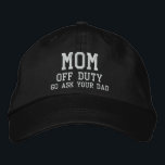 Boné Personalização da Tipografia Moderna Simples da Mã<br><div class="desc">O Boné de Baseball Bordado Personalizado com Tipografia Moderna Simples e Desligada apresenta o texto simples e bordado "Mãe,  de folga,  Vai perguntar ao seu pai". Perfeito como presente para a mãe no Dia de as mães,  Natal,  aniversário e muito mais. Criado pelo Evco Studio www.zazzle.com/store/evcostudio</div>