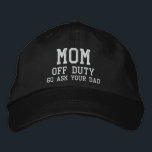 Boné Personalização da Tipografia Moderna Simples da Mã<br><div class="desc">O Boné de Baseball Bordado Personalizado com Tipografia Moderna Simples e Desligada apresenta o texto simples e bordado "Mãe,  de folga,  Vai perguntar ao seu pai". Perfeito como presente para a mãe no Dia de as mães,  Natal,  aniversário e muito mais. Criado pelo Evco Studio www.zazzle.com/store/evcostudio</div>
