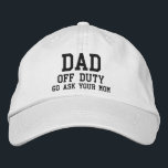 Boné Personalização da Tipografia Moderna Simples de pa<br><div class="desc">O Boné Pai Off Duty Simple Modern Typografia Personalizada Bordered Baseball apresenta o simples texto bordado moderno "Pai,  de serviço,  Pergunte à sua mãe". Perfeito como presente para Pai para Dia de os pais,  Natal,  aniversário e muito mais. Criado pelo Evco Studio www.zazzle.com/store/evcostudio</div>