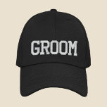 Boné Personalização do Casamento da Tipografia Moderna<br><div class="desc">O Boné personalizado de beisebol para casamento da Tipografia Moderna Simples Groom apresenta o texto simples e bordado "Groom". Perfeito como presente para o noivo para sua lua de mel ou despedida de solteiro. Criado pelo Evco Studio www.zazzle.com/store/evcostudio</div>