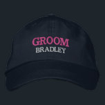 Boné Personalizado do Grupo de Despedida Personalizado<br><div class="desc">Adicione um nome e o papel a desempenhar no casamento clicando no botão "Personalizado". Este boné chic e na moda serve como a recordação perfeita de uma fuga memorável com seus amigos favoritos. A frente do boné mostra uma cativante tipografia "Groom" inspirada nos esportes que captura perfeitamente a diversão e...</div>