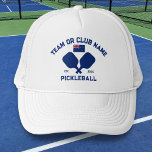 Boné Pickleball Club Team New Zealand NZ Flag Custom<br><div class="desc">Stand out on the pickleball court with this stylish hat featuring crossed pickleball paddles, the flag of New Zealand, and your custom text. Personalize it easily to include your club name, team name, city, or any wording of your choice. You can also change the font and paddle colors - just...</div>