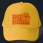 Boné Pôrs do sol de areia do Surf Retro Palm Tree Beach<br><div class="desc">A camiseta da Camada de Surf Retro Pôrs do sol Palm Tree Beach Vibes é a adição perfeita ao seu guarda-roupa de verão. Quer você esteja batendo nas ondas ou simplesmente deitado na areia, esta tenda te cobriu. Vamos nos preparar para um verão cheio de surfs, areia e pôrs do...</div>