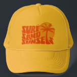 Boné Pôrs do sol de areia do Surf Retro Palm Tree Beach<br><div class="desc">A camiseta da Camada de Surf Retro Pôrs do sol Palm Tree Beach Vibes é a adição perfeita ao seu guarda-roupa de verão. Quer você esteja batendo nas ondas ou simplesmente deitado na areia, esta tenda te cobriu. Vamos nos preparar para um verão cheio de surfs, areia e pôrs do...</div>