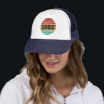 Boné presente de aniversário de vintage personalizado<br><div class="desc">Você pode adicionar alguma originalidade à sua coleção de guarda-roupa com este design gráfico antigo de pôr do sol com uma impressionante letra tipográfica, é uma ideia de presente de excelente para homens, mulheres, maridos, namorada de esposa, e um namorado que vai amar este trabalho de arte de um tipo....</div>