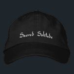 Boné Preto Branco Não Incomodar Solitude Sagrada<br><div class="desc">Um boné de beisebol branco e preto personalizado. A citação motivacional,  Sagrada Solidão. Uma ideia de presente de aniversário espiritual.</div>