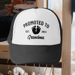 Boné Promovido A Pegadas De Bebê Da Avó<br><div class="desc">Promovido à vovó. 20XX em tipografia negra com pegadas de bebês de cor preta. Perfeito como presente para o dia atual ou,  em breve,  para o dia das mães,  aniversário ou como bebê,  revela presente para vestir fotos da família com os recém-nascidos.</div>