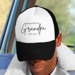 Boné Promovido ao Vovô EST Hat | Novo Presente do Avô<br><div class="desc">Celebre as grandes notícias em estilo com este chapéu retrô "Promoted to Grandpa EST 2025"! Este boné divertido e moderno faz o presente perfeito para os vovô ou os vovô-a-ser. Seja um anúncio de gravidez, Dia do Pai, ou apenas uma revelação surpresa, este chapéu é uma guardiã atenciosa e atenciosa...</div>