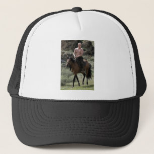 Boné Putin descamisado monta um cavalo