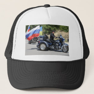 Boné Putin monta um Trike!