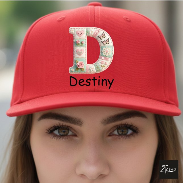 Boné Quilted Patchwork Initial Letter D Nursery (This is a sample design. There are several models to choose from, with the name and color changed.)