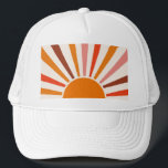 Boné Raios do Sol Retrospectivo Laranja Vermelho Amarel<br><div class="desc">O sol retrorreflector estourou design em tons cor-de-rosa quente,  castanho e laranja. Retro os modernos raios solares laranja,  a arte geométrica do sol matinal.</div>