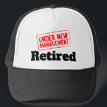 Boné Reforma engraçada com novo selo de gestão<br><div class="desc">Retirada engraçada sob o novo manejo do "Trucker Hat". Uma citação humorística para pessoas aposentadas. Legal presente para o pai,  irmão,  tio,  marido,  avô,  colega de trabalho,  chefe,  amigo,  funcionário,  etc. Design de carimbo de vindima.</div>