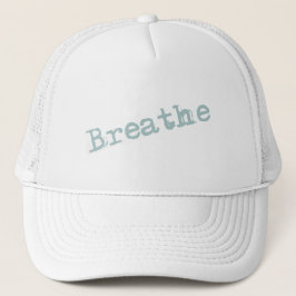 Boné Respire a tipografia minúscula e crua