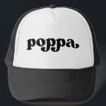 Boné Retro Poppa Preto e Branco<br><div class="desc">"poppa" na fonte de estilo retrô, a cor é editável; adicione seu próprio nome se desejar e escolha o estilo de ódio.</div>