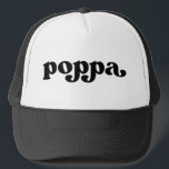 Boné Retro Poppa Preto e Branco<br><div class="desc">"poppa" na fonte de estilo retrô,  a cor é editável; adicione seu próprio nome se desejar e escolha o estilo de ódio.</div>