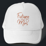 Boné Rosa Dourado Futuro Sra. Bride Trucker Hat<br><div class="desc">Aparência do ouro rosa Futuro A Sra. design é excelente para Chá de panela ou Festa de solteira,  festas de noivado e fotos. O sobrenome pode ser facilmente alterado.</div>