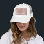 Boné Rosa Dourado Glitter Hats com Texto Personalizado<br><div class="desc">Chapéus com Dissipador Brilhante Lente-Dourada Drips Texto Rosa Personalizado Moderno - Adicione seu Texto / Nome Único ou Remova Texto - Faça seu Presente Especial - Redimensione e mova ou remova e adicione texto / elementos com a ferramenta Personalização. Escolha fonte / tamanho / cor! Design por MIGNED. Por favor,...</div>