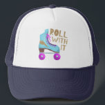 Boné ROTULAGEM COM ELE | Skate Vintage Rollers<br><div class="desc">Design de diversão para amantes de anos 80 ou patinadores de rolos com uma ilustração retrorativa de um skate de rolo em azul com um parafuso de brilho dourado preto projetado sobre ele. O texto da tipografia diz "ROLL WITH IT" em fontes escritas à mão divertida. Citação inspiradora e engraçada....</div>