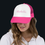 Boné Script Add Your Name Elegant Pink Girls Modern<br><div class="desc">Nome Da Letra Inicial Personalizada Para Ele Para O Seu Chapéu De Caminhoneiro Branco E Rosa De Tendy Elegante Modelo.</div>