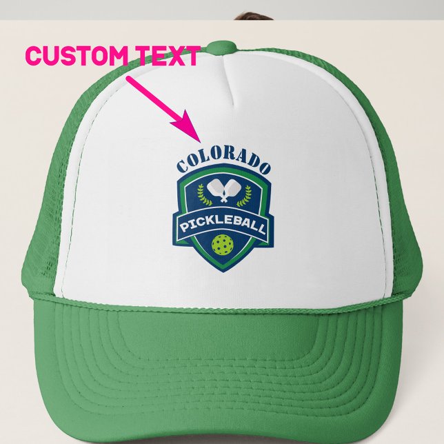 Boné Selecionador de Texto Personalizado (Pickleball Trucker hat with customizable text and navy - green pickleball emblem. Green pickleball)
