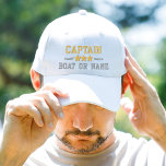 Boné Seu nome de barco Capitão Estrelas Náuticas Dourad<br><div class="desc">Veleja em estilo com um bordado branco personalizado com sua classificação Capitão ou outro título,  seu Nome ou Nome do Barco e estrelas. Várias cores de boné e thread a escolher. Faz um presente personalizado excelente para Dia de os pais,  Dia de as mães ou qualquer ocasião.</div>