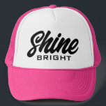 Boné Shine Bright Trucker Hat com citação motivacional<br><div class="desc">O Chapéu do Cavaleiro Brilhante com citação motivacional. Boné de baseball rosa personalizado com tipografia de script. design de na moda. Disponível em cores diferentes. Adicione a sua própria citação fofa ou dizendo opcionalmente. Boa ideia de presente de aniversário para amigos e família.</div>