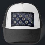 Boné SlipperyJoe's Happy Hanukkah, estrela múltipla do<br><div class="desc">Feliz Hanukkah, de SlipperyJoe, com múltiplas estrelas de símbolos David Celebração artística Judaica Hebraica Chanukah dá decorações religião judaísmo símbolo significativo contextos culturais religiosos relevantes em vários formatos hexagonais azul escuro matizes roxos escuros fundo abstrato em camadas aparência texturizada</div>