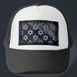 Boné SlipperyJoe's Happy Hanukkah, estrela múltipla do<br><div class="desc">Feliz Hanukkah,  de SlipperyJoe,  com múltiplas estrelas de símbolos David Celebração artística Judaica Hebraica Chanukah dá decorações religião judaísmo símbolo significativo contextos culturais religiosos relevantes em vários formatos hexagonais azul escuro matizes roxos escuros fundo abstrato em camadas aparência texturizada</div>