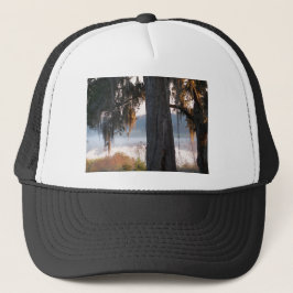 Boné Sol sobre um pequeno lago do Sul