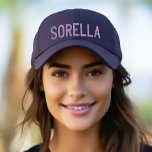 Boné Sorella (Irmã) Personalizada Chapéu Bordado<br><div class="desc">Um boné de beisebol marinho adorado com a palavra "sorella", que significa "irmã" em italiano, lindamente bordado em linha de lavanda elegante na frente, e um fio de lavanda sutilmente rosado nas costas para personalização, faz um ajustado de presente italiano verdadeiramente especial para qualquer celebração. Este boné não só honra...</div>