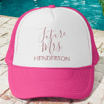 Boné Sra. Chá de panela ou Festa de solteira do futuro<br><div class="desc">O futuro da Sra. Chá de panela Rosa do Roteiro Dourado Typografia Pink Trucker Hat para uma Celebração de Casamento,  Chá de panela ou Festa de solteira.</div>