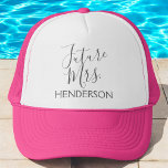 Boné Sra. Chá de panela ou Festa de solteira do futuro<br><div class="desc">O futuro da Sra. Chá de panela Script Typografia Pink Trucker Hat para uma Celebração de Casamento,  Chá de panela ou Festa de solteira.</div>