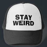 Boné STAY WEIRD - presente engraçado para o camionista<br><div class="desc">FIQUE COM ESTRANHO e engraçado presente para ele ou para ela. Uma citação humorística para homens, mulheres e crianças. Acessório divertido ou favor de festa para estudantes, namorado, namorada, amiga, noiva, noiva, pai, pai, irmã, irmão, irmão, irmão, adolescente, adolescente, formandos, formandos, mais velho, fãs, colegas de trabalho, chefe, treinador, enfermeiro,...</div>