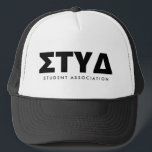 Boné STUD Falso Associação Grega de Estudantes de Frate<br><div class="desc">STUD falso fraternidade grega nome associação estudantil Trucker Hat. Chapéu de caminhoneiro da fraternidade personalizado com símbolos gregos. Crie seus próprios bonés personalizados por texto personalizado. Disponível em cores diferentes. Chapéus divertidos para estudantes universitários, calouros, segundo ano, júnior, mais velho etc. Escolha as suas próprias letras alfabéticas: Alpha, Beta β,...</div>