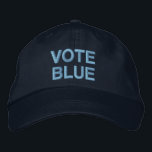 Boné Texto em negrito azul político<br><div class="desc">Espalhe a mensagem para votar em democratas liberais nas eleições políticas com uma bola de basebol "VOTE AZUL" que apresenta texto azul ousado sobre um fundo azul marinho. Você pode escolher outras cores e estilos de chapéus na barra lateral. Para ver o design Vote Blue em outros itens, clique no...</div>