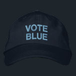 Boné Texto em negrito azul político<br><div class="desc">Espalhe a mensagem para votar em democratas liberais nas eleições políticas com uma bola de basebol "VOTE AZUL" que apresenta texto azul ousado sobre um fundo azul marinho. Você pode escolher outras cores e estilos de chapéus na barra lateral. Para ver o design Vote Blue em outros itens, clique no...</div>