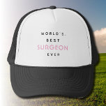 Boné Texto Engraçado | Melhor cirurgião do mundo nunca<br><div class="desc">Texto Ellegante engraçado | Branco e Rosa | Melhor cirurgião do mundo nunca | Presente para cirurgião. Vestir esta camisa pode ser uma maneira divertida de mostrar orgulho na profissão ou de celebrar uma conquista pessoal. Também poderia servir como um início de conversa e uma forma de se conectar com...</div>