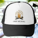 Boné Texto Personalizado do Nome Personalizado do Chef<br><div class="desc">Personalize o texto e crie facilmente o seu chapéu personalizado de caminhoneiro. Você pode TRANSFERIR este DESIGN em outros produtos do Zazzle e ajustá-lo ao ajustado da maioria dos itens do Zazzle. Os designs Standard Studio são feitos em gráficos de alta resolução para impressão profissional. Obrigado por escolher nossos designs...</div>