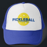 Boné Texto Personalizado Engraçado Pickleball, Name Clu<br><div class="desc">Um chapéu de excelente para picleball com a palavra "PICKLEBALL" contra uma bola amarela. Adicione o texto personalizado abaixo - ou elimine.</div>